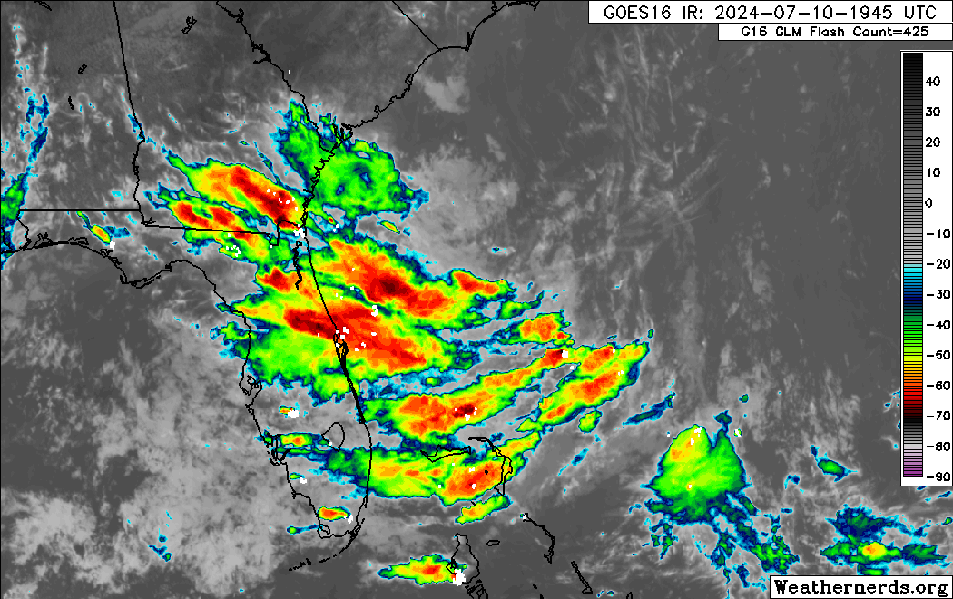 Disorganized showers and thunderstorms southeast of the coast of the United States on Wednesday evening. (Weathernerds.org)